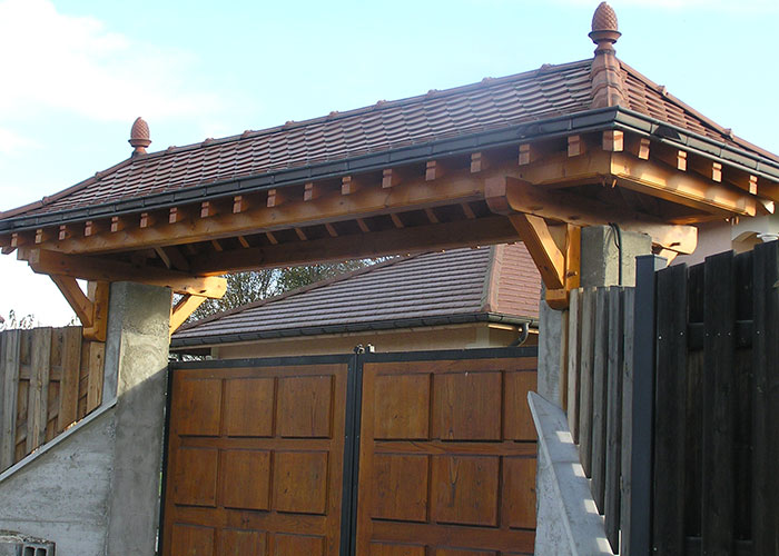 Porche traditionnel au dessus d'un portail